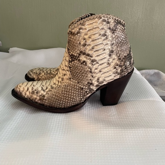 Elegant Snakeskin Pattern Ankle Boots - Picture 3 of 9